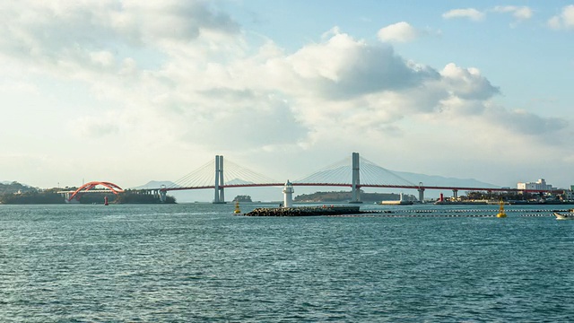 三天浦大桥的WS T/L视图和一些船只通过海上/雪川，庆尚南道，韩国视频素材