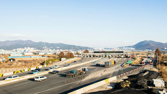 南海高速公路(釜山)收费亭和许多通过釜山收费亭的汽车，韩国视频素材