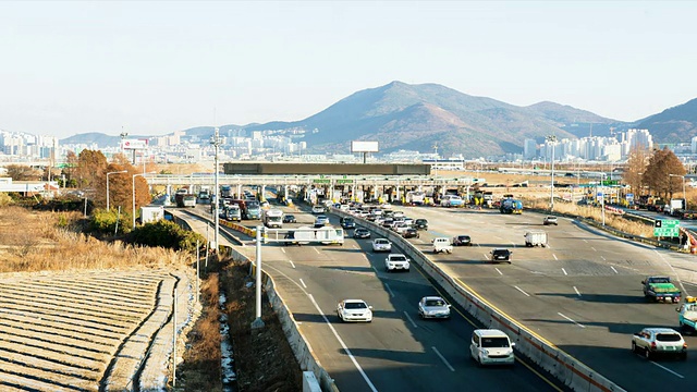 南海高速公路(釜山)收费亭和许多通过釜山收费亭的汽车，韩国视频素材