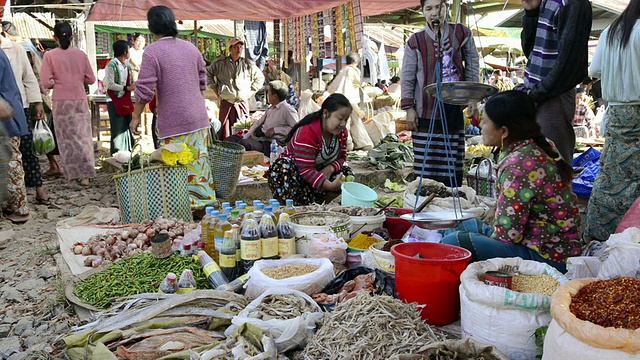 缅甸掸邦，尼扬瑞，妇女在当地市场销售香料视频素材