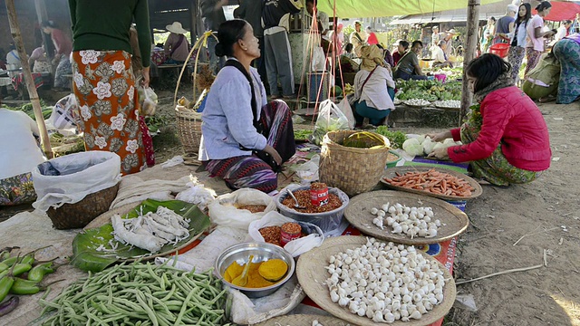 缅甸掸邦年瑞当地市场上卖菜的妇女视频素材