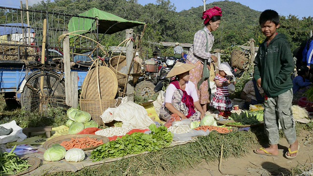 缅甸掸邦年瑞当地市场上卖菜的妇女视频素材