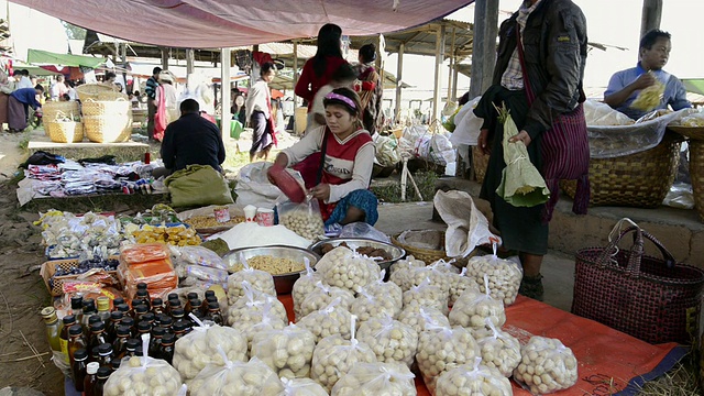 缅甸掸邦娘瑞当地市场上卖食物的妇女视频素材