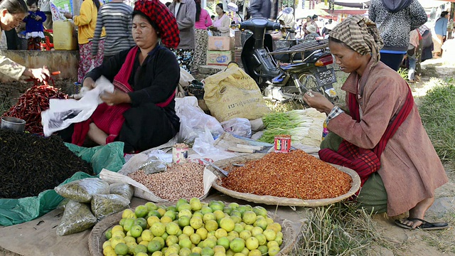 缅甸掸邦nyaunshwe当地市场上卖食物的部落妇女视频素材