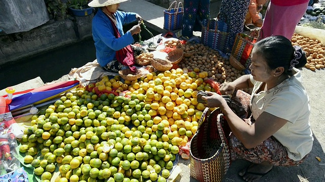 缅甸掸邦年瑞当地市场上卖水果的妇女视频素材