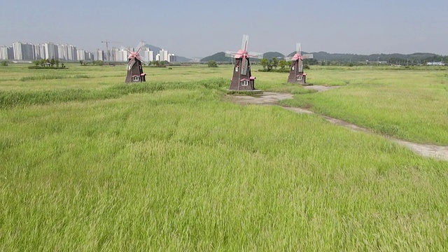 韩国仁川Sorae海洋生态公园的绿地和风车瞰图视频素材