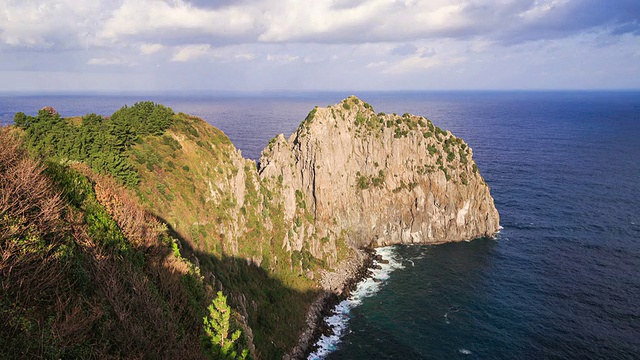 WS T/L大彭根(岛上的岩石山)的海滨悬崖/乌良，庆尚北道，韩国视频素材