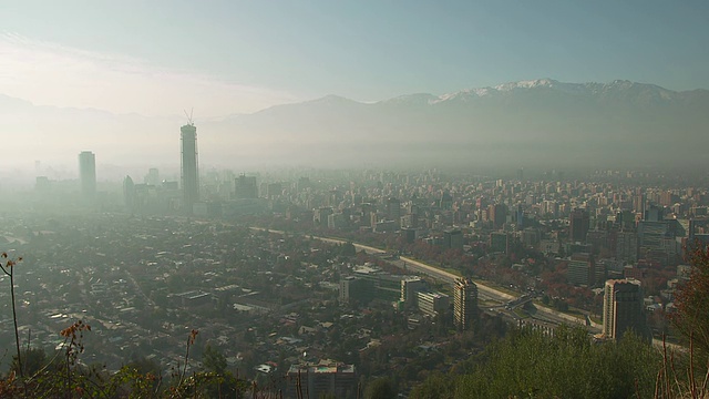 云雾与山/圣地亚哥，智利市中心视频素材