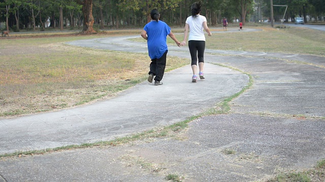 在公园里慢跑的女人视频素材