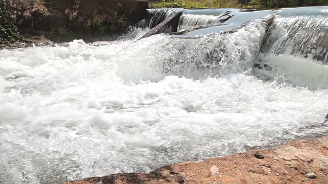 多莉:水从大坝上往下流。视频素材