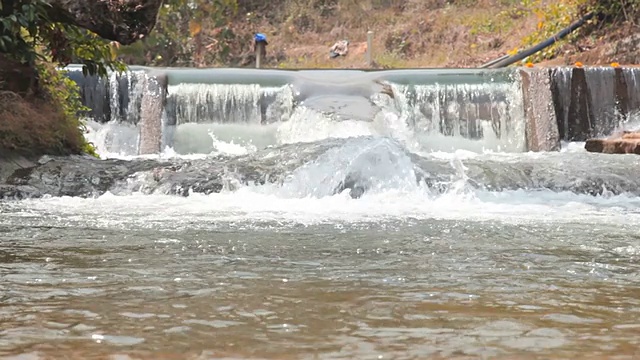 多莉:水从大坝上往下流。视频素材