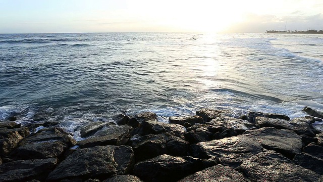 海浪打在岩石上视频素材