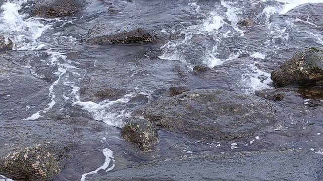 海浪打在岩石上视频素材