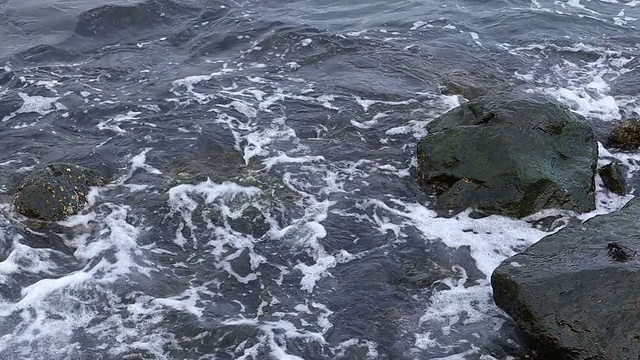 海浪打在岩石上视频素材