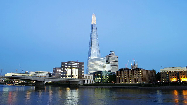 WS Time Lapse of London Bridge and The Shard从黄昏到夜晚的过渡视频素材