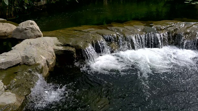 水流下岩视频素材