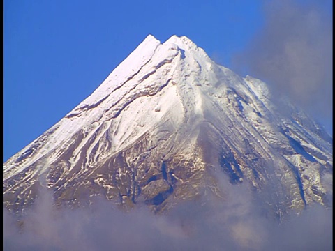 放大拍摄绿野/北岛/罗托鲁瓦/新西兰雪山之上的广角镜头视频素材