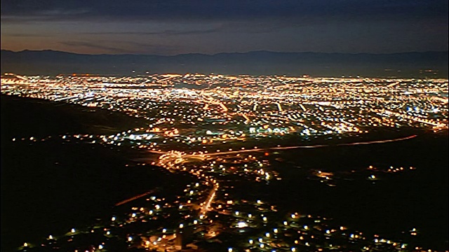 高角度广角拍摄PAN时间推移城市在夜间山谷/克赖斯特彻奇，南岛/新西兰视频素材