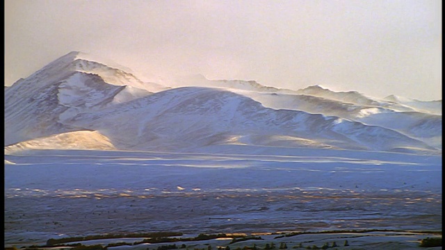 新西兰普卡基湖(南岛)附近积雪覆盖的伯内特山(Burnett Mountains)上空的延时云视频素材