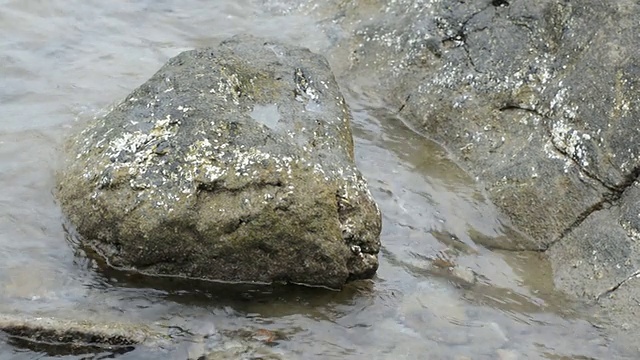 海浪拍打着岩石视频素材