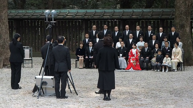 日本东京明治神社的婚礼队伍视频素材