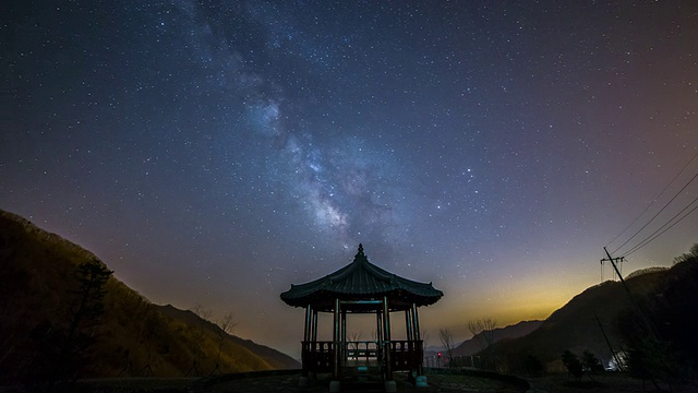 观景韩国传统建筑(露台)和星空中的银河视频素材