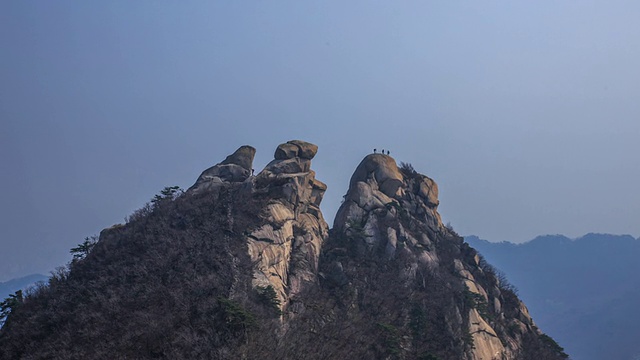 攀登布汗山的攀岩者视频素材