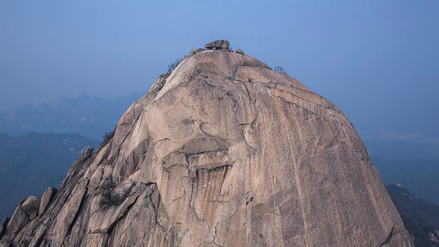 攀登布汗山的攀岩者视频素材