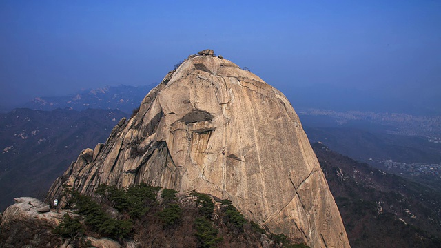 攀登布汗山的攀岩者视频素材