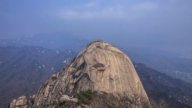 攀登布汗山的攀岩者视频素材