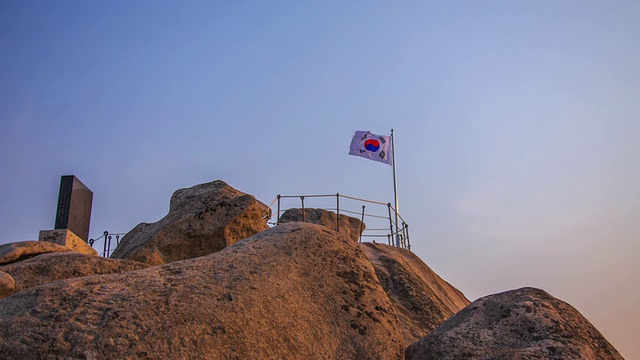 韩国国旗在布汗山顶飘扬视频素材