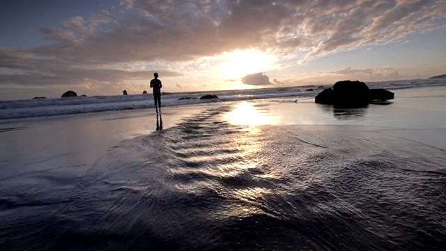 WS SLO MO POV年轻男子在日落海滩慢跑/哈伯德海滩，俄勒冈州，美国视频素材