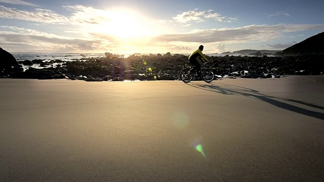 WS SLO MO TS年轻男子山地自行车在海滩/海岸英亩州立公园，俄勒冈州，美国视频素材