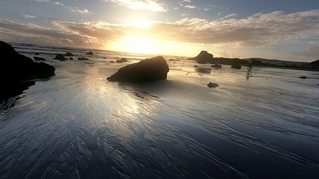 WS TS年轻男子在海滩/海岸英亩州立公园山地自行车，俄勒冈，美国视频素材