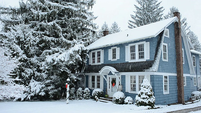 WS拍摄于暴风雪中的乡村住宅/高布里奇姆，新泽西州，美国视频素材