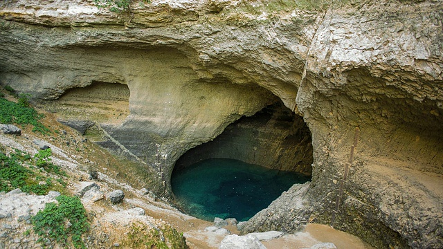 MS TD拍摄于法国沃克卢兹Fontaine de Vaucluse镇附近的洞穴视频素材