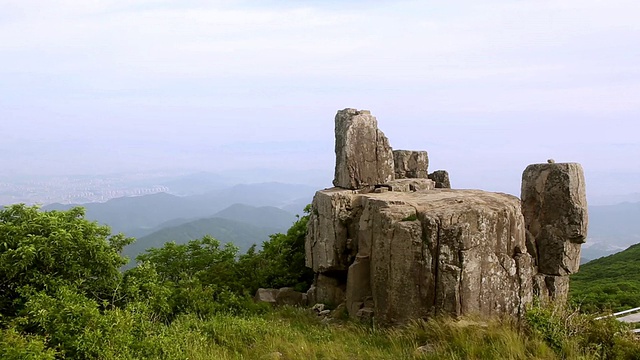 韩国，光州，全罗南道，木登山(著名旅游景点)的峭壁和树视频素材