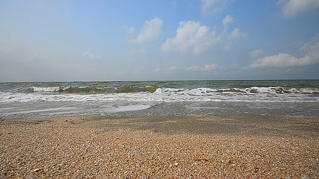 夏日沙滩上的波浪视频素材