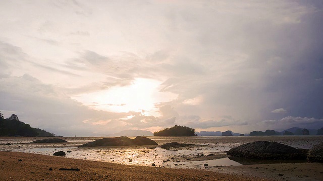 海滩上的日出——海面上金色的日出，宁静的田园诗般的景象视频素材