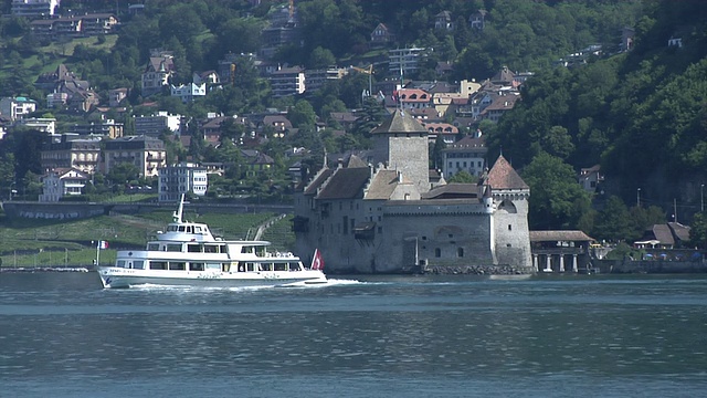 Château de Chillon和日内瓦湖上的游船视频素材