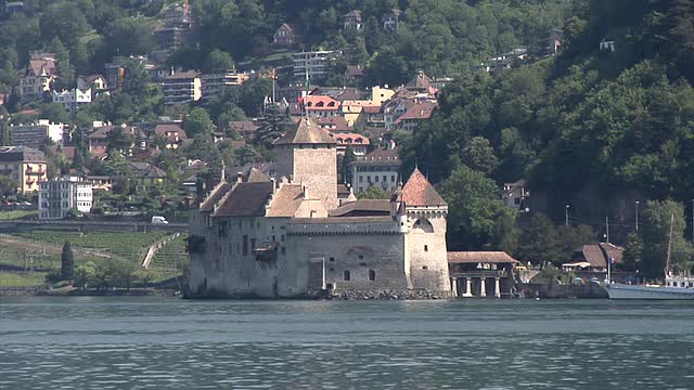 Château de Chillon和日内瓦湖上的一艘旧游船视频素材