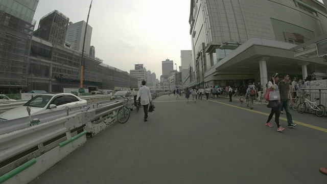 新宿车站前的交通和行人。视频素材