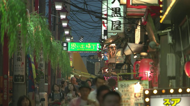 日本东京新宿的小路。视频素材