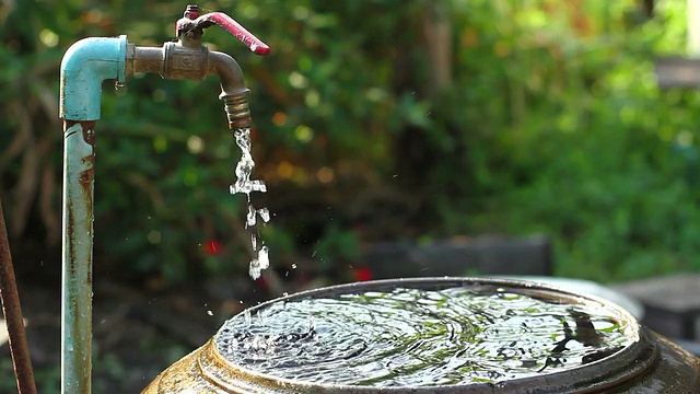 水从水龙头视频素材