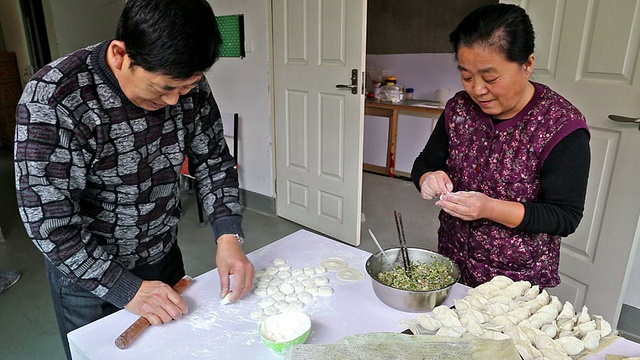 做中国饺子视频素材