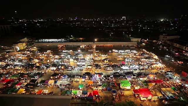 丰富多彩的当地夜市。视频素材