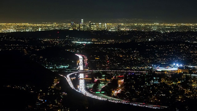 繁忙高速公路和洛杉矶天际线的夜景视频素材