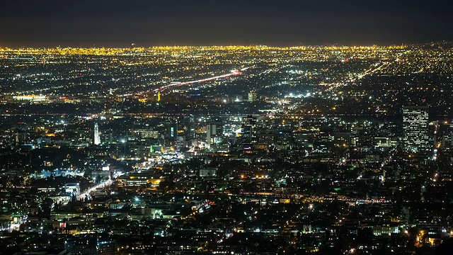 洛杉矶市中心夜间交通的近景视频素材