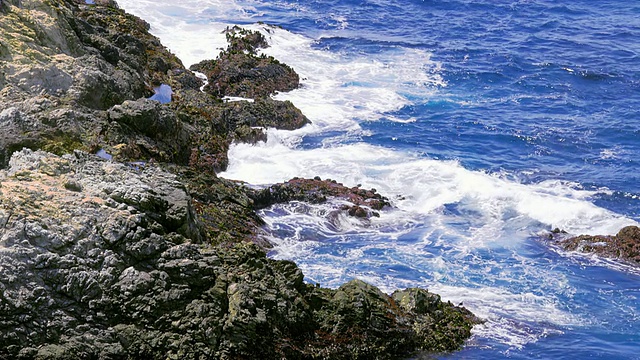 海浪冲击着大苏尔的落基海岸视频素材