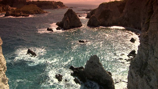 海浪中的岩石视频素材